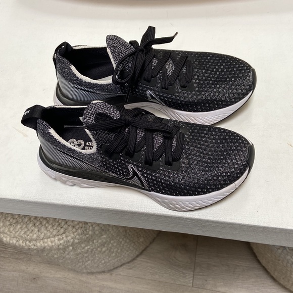 Nike epic react flyknit running shoe - Picture 3 of 5